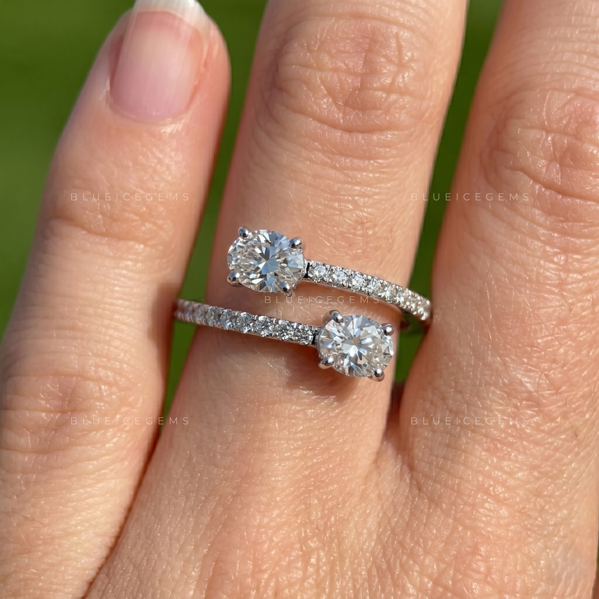 Forever Entwined Oval Cut Bypass Open Gap Toi et Moi Ring