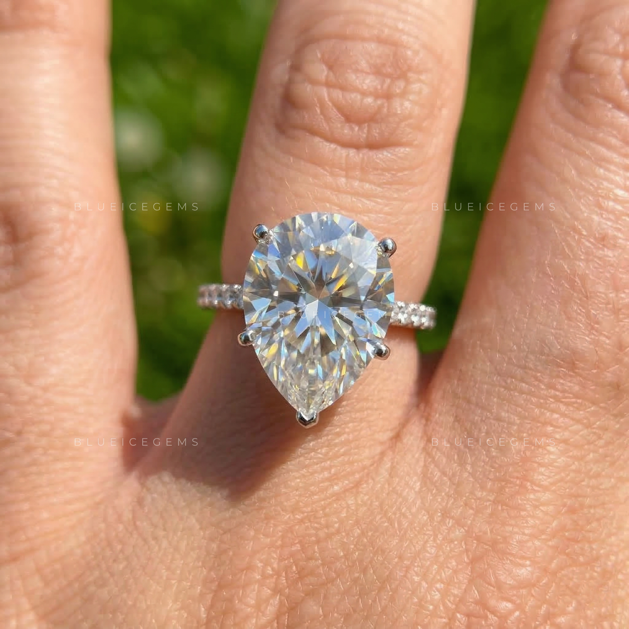 Grand Premiere Pear Cut Halo Ring