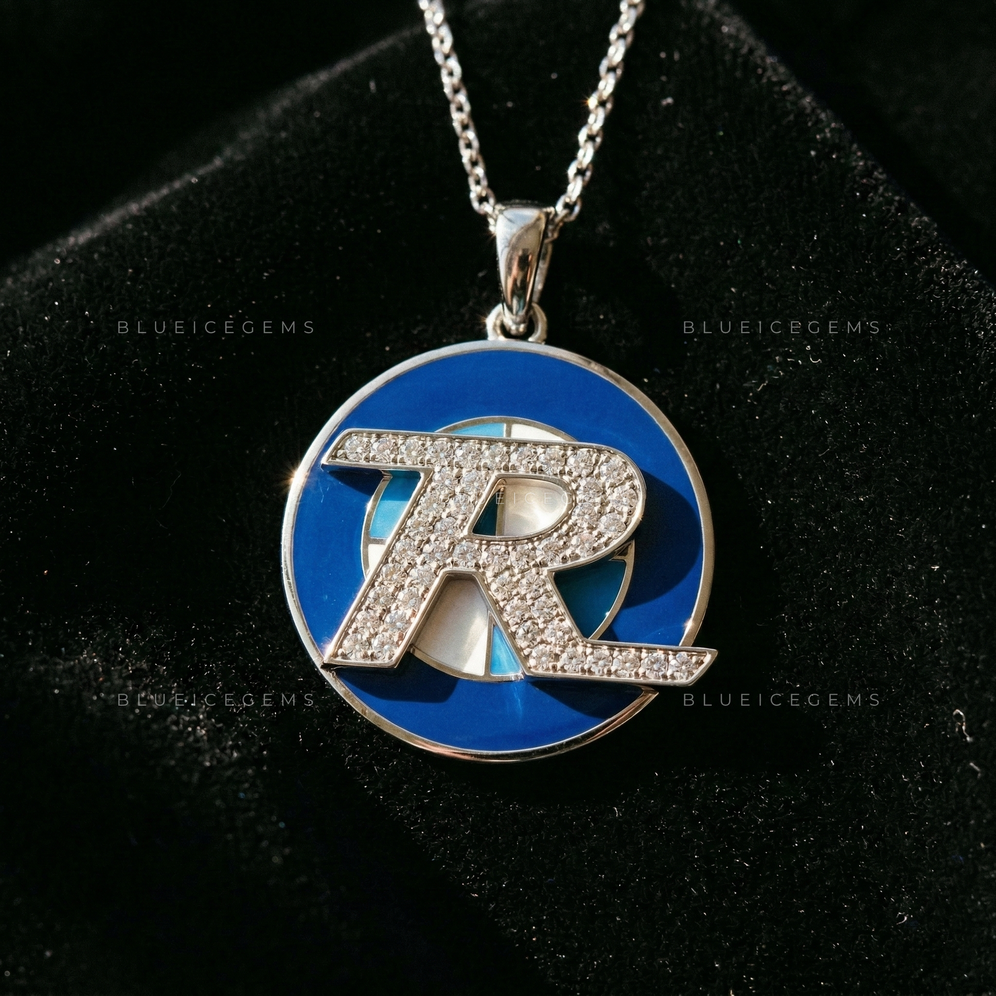 The "R" Horizon Medallion: Geometric Blue Gradient & Diamond Crest Sovereign