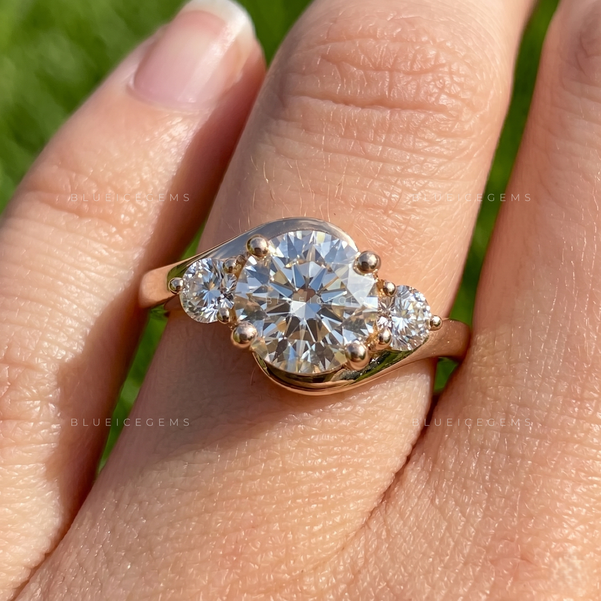 Chic Asymmetric Round Bypass Three-Stone Statement Ring