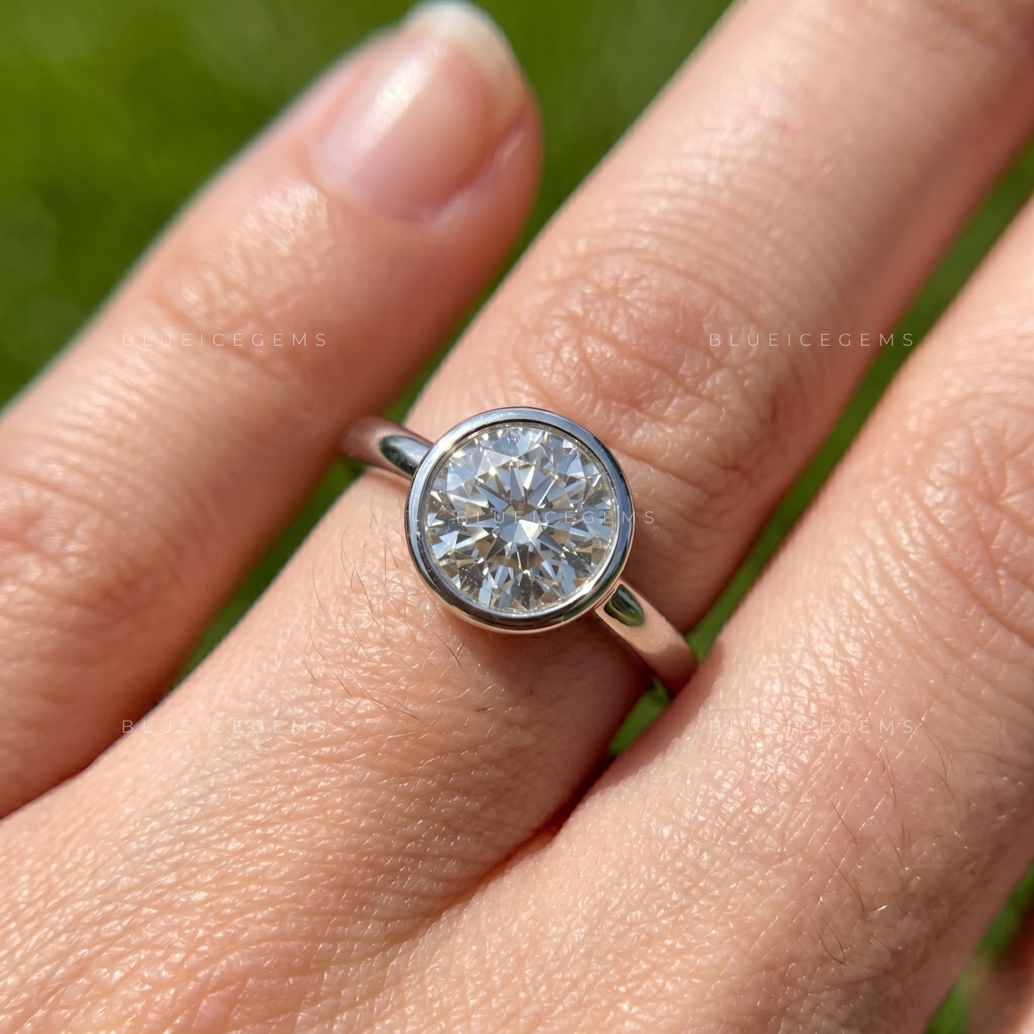Soul Circular Solitaire Bezel Delicate Keepsake Proposal Band
