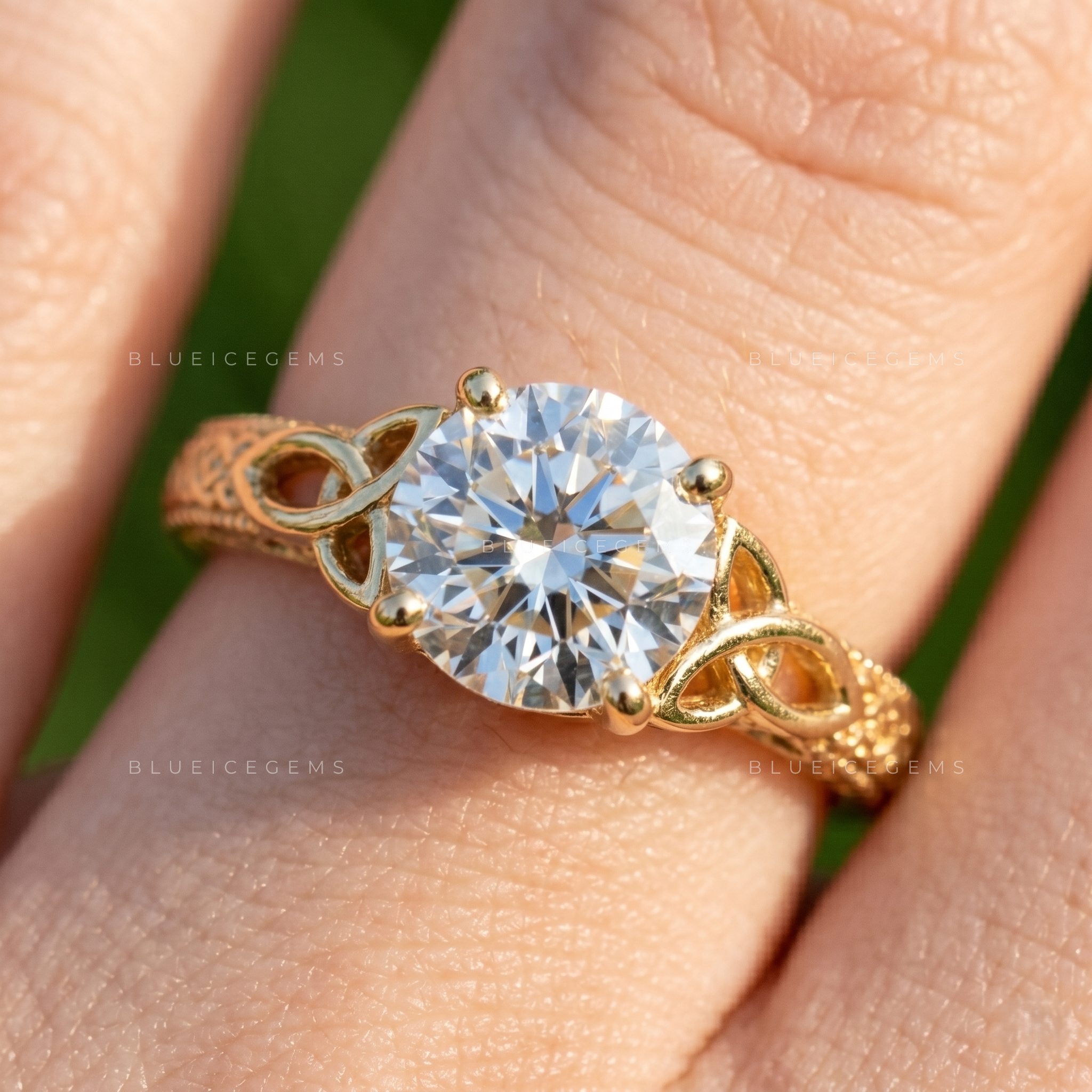 The "Everlasting Glow" Classic Round Solitaire: Effortless Everyday Luxury