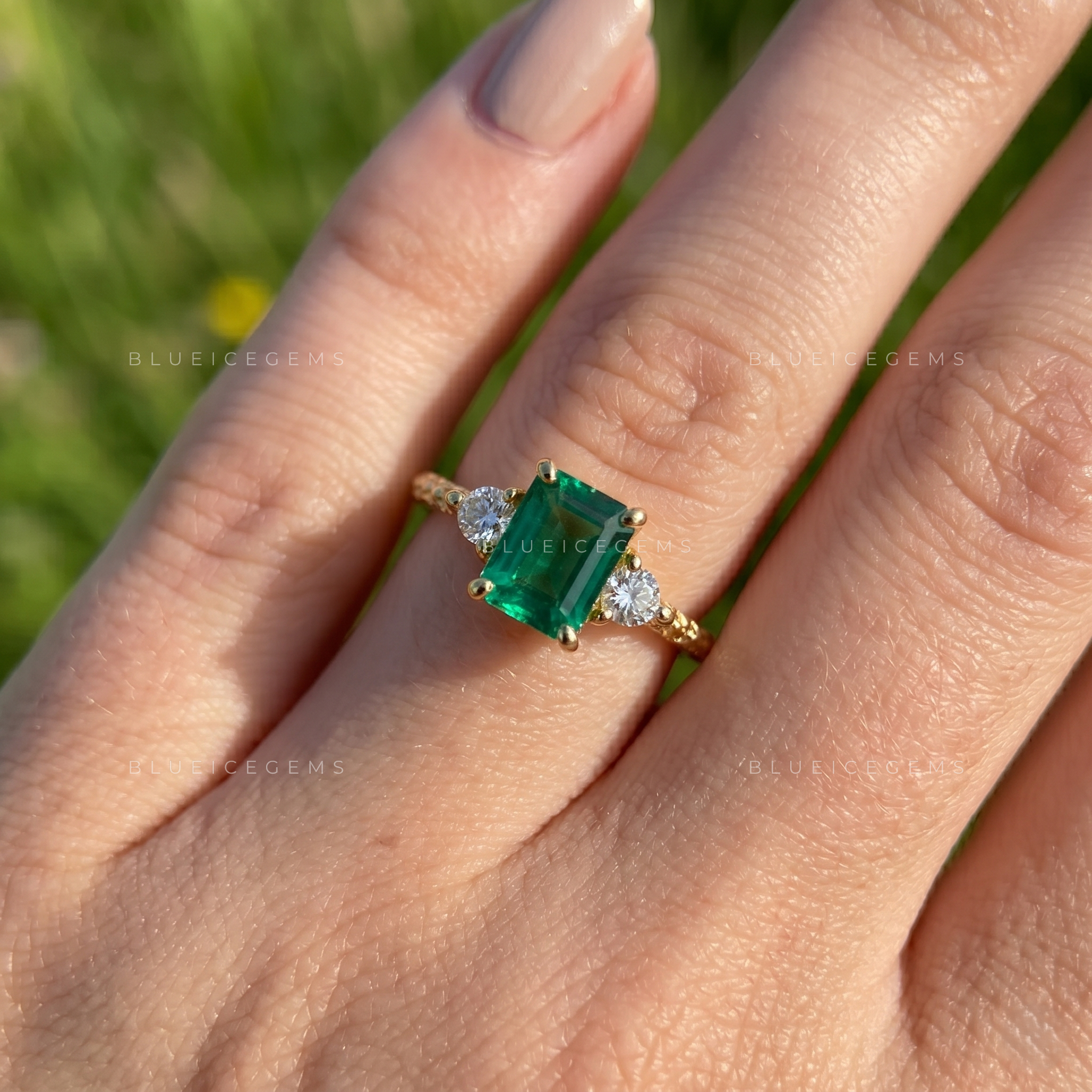The "Verdant Aura" Emerald & Round Three-Stone: A Lush Modern Heirloom