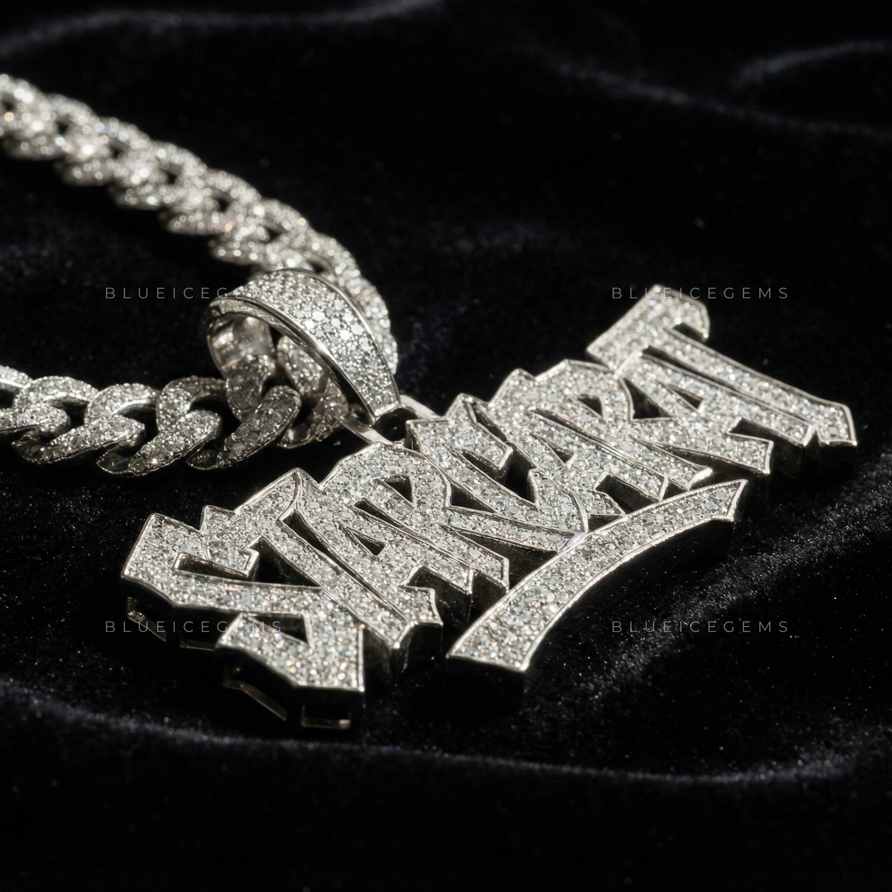 The "STARCARAT" Urban Monument: Jagged Graffiti Script & Curved Arch Pendant