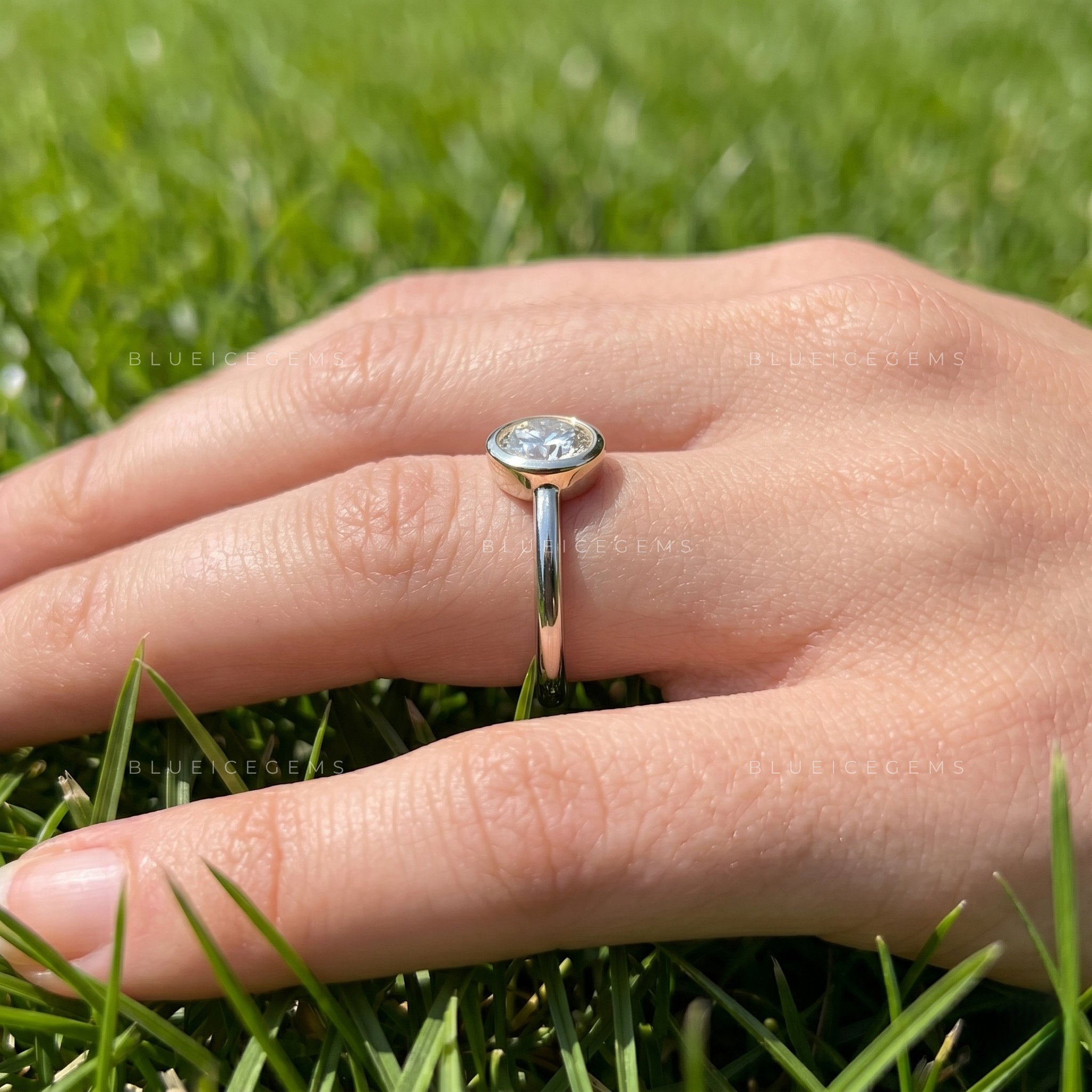 Soul Circular Solitaire Bezel Delicate Keepsake Proposal Band
