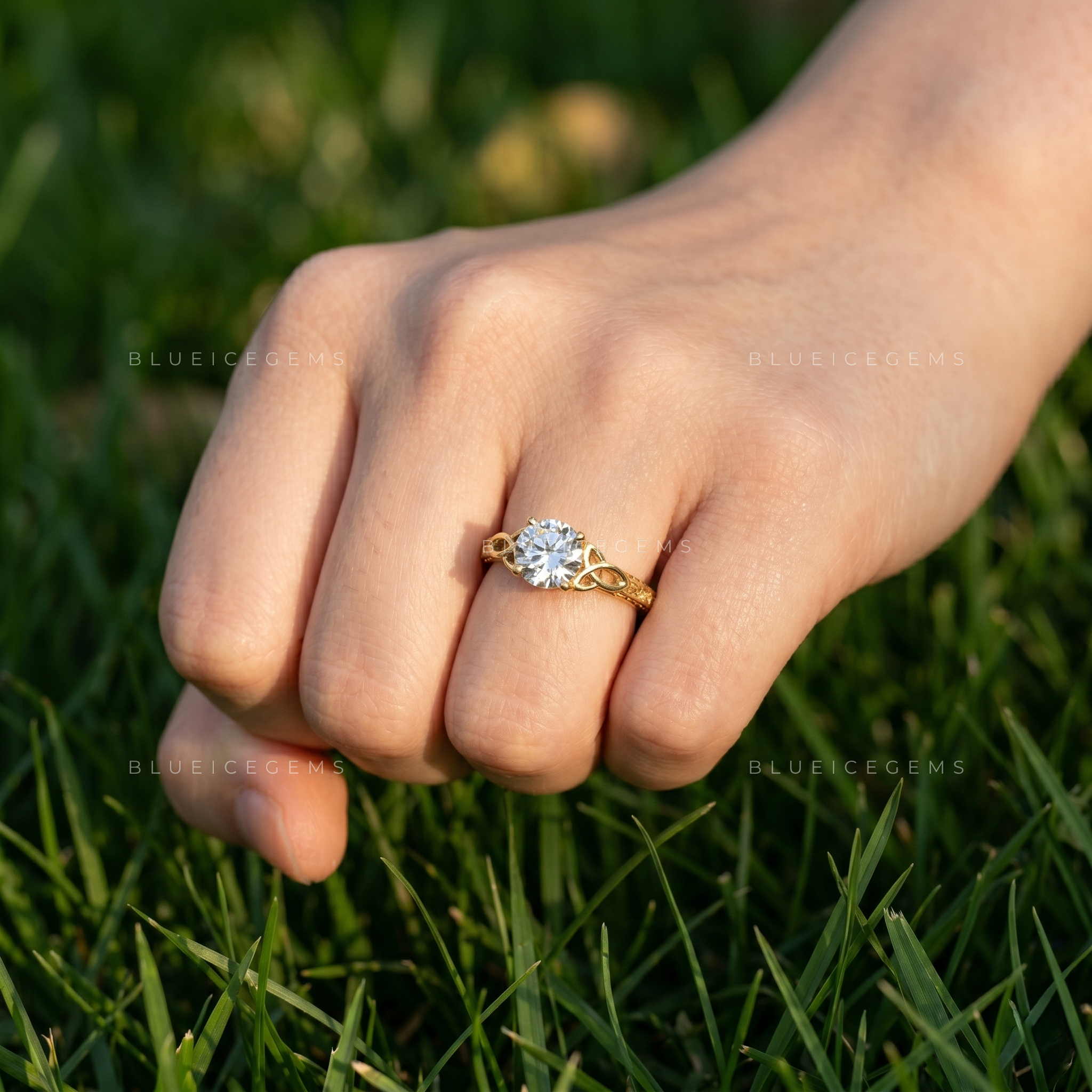 The "Everlasting Glow" Classic Round Solitaire: Effortless Everyday Luxury