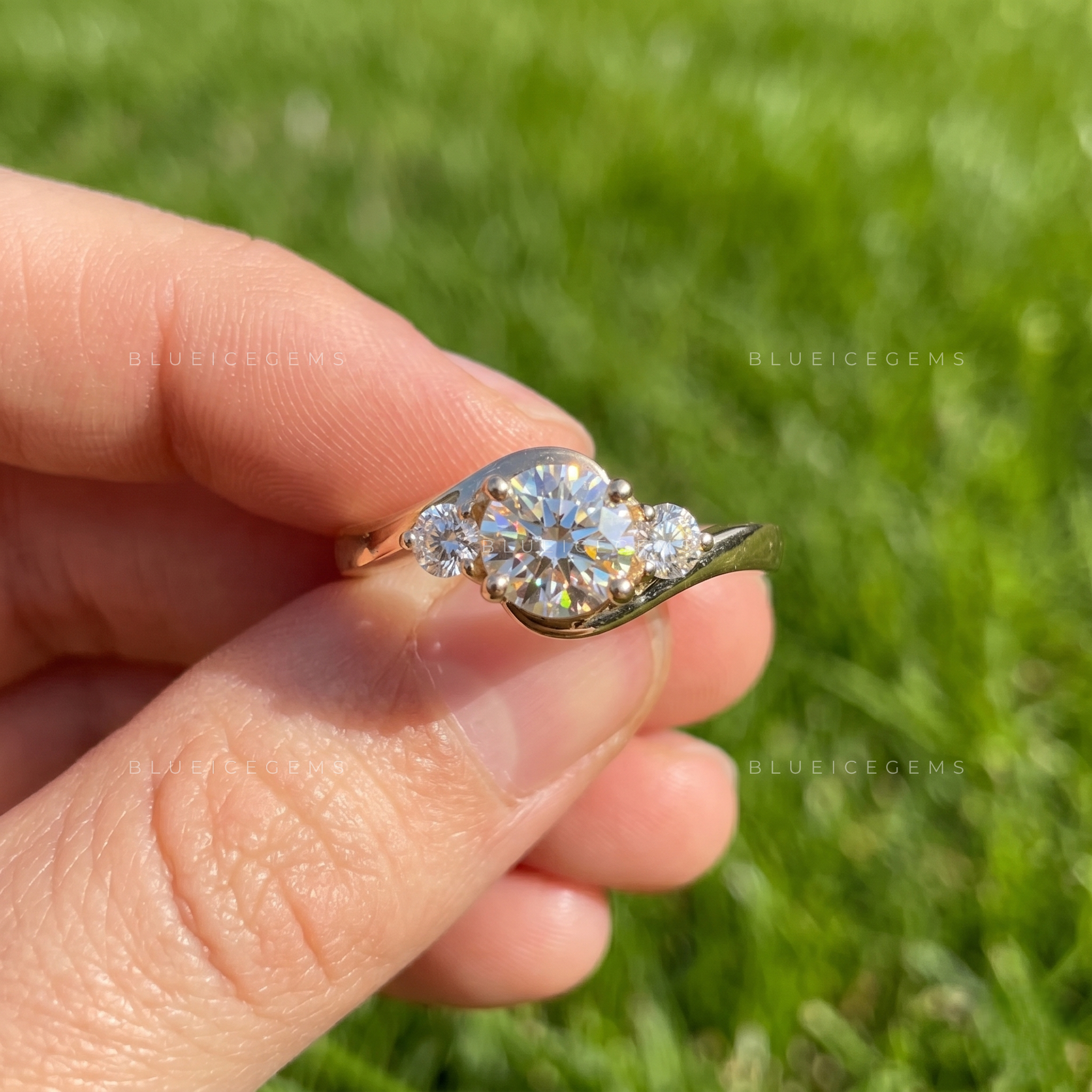 Chic Asymmetric Round Bypass Three-Stone Statement Ring