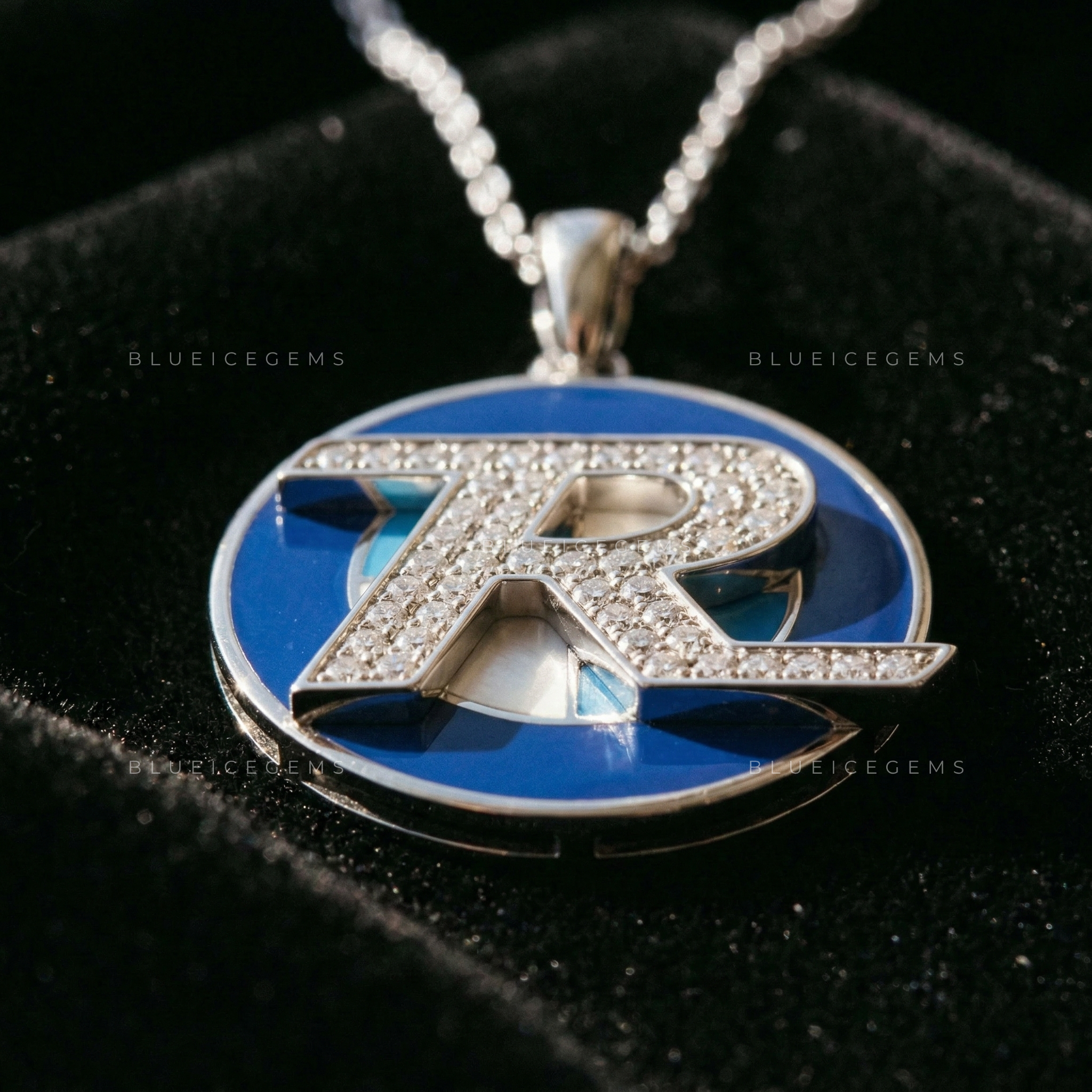 The "R" Horizon Medallion: Geometric Blue Gradient & Diamond Crest Sovereign