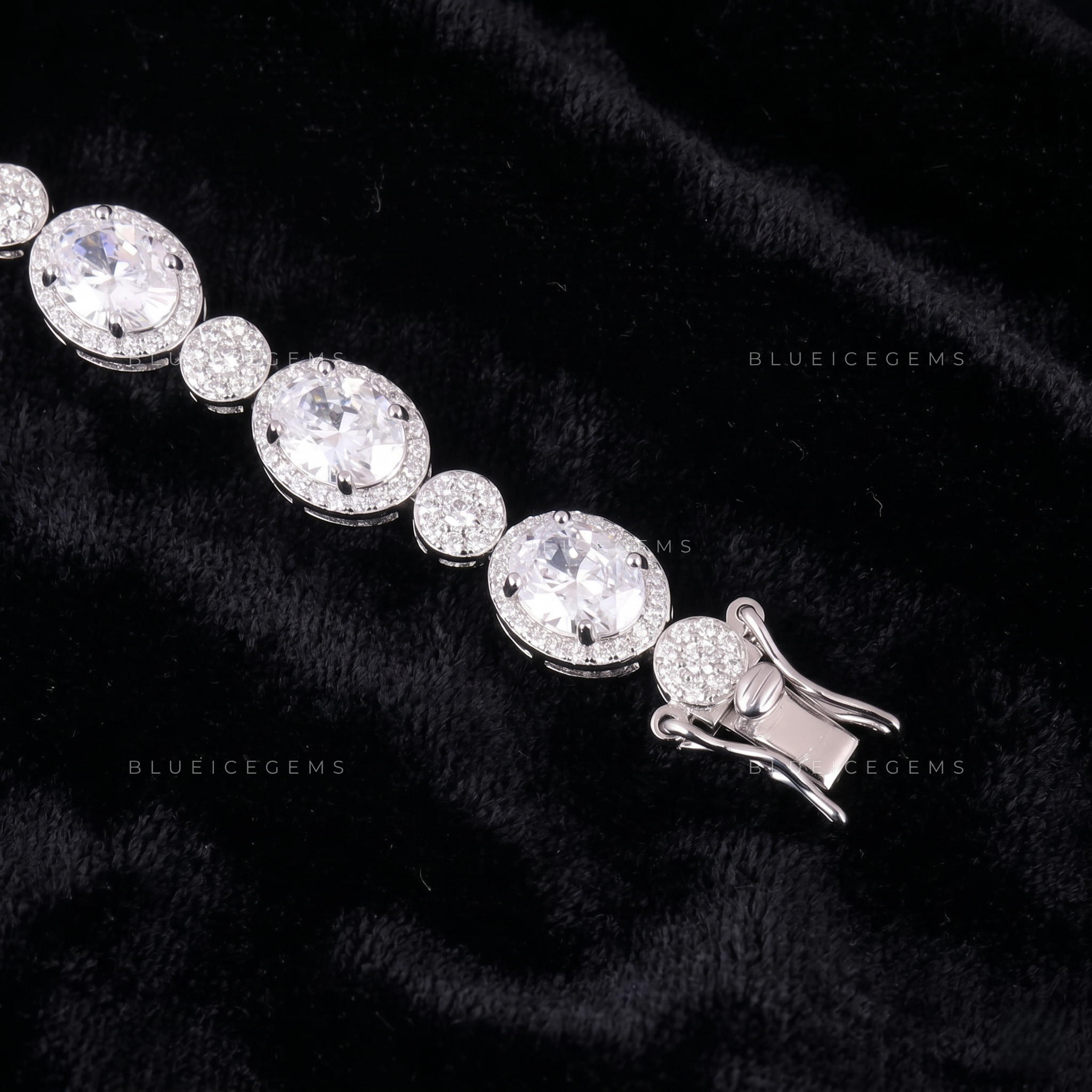 Exquisite Oval-Halo Symphony Round-Cut Radiance Link