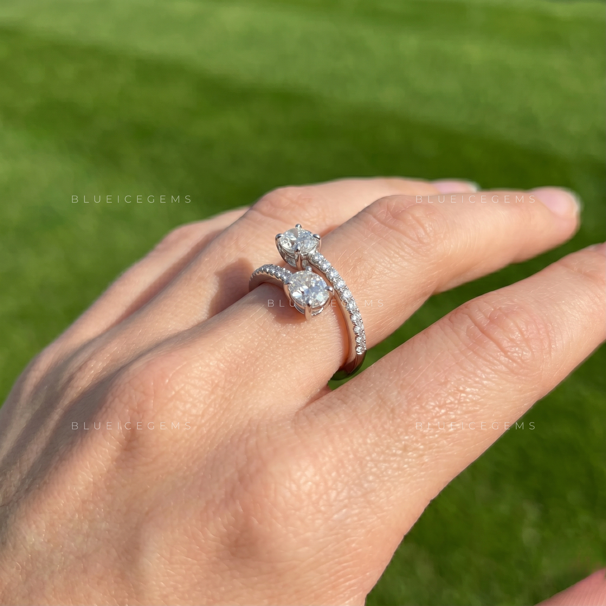 Forever Entwined Oval Cut Bypass Open Gap Toi et Moi Ring