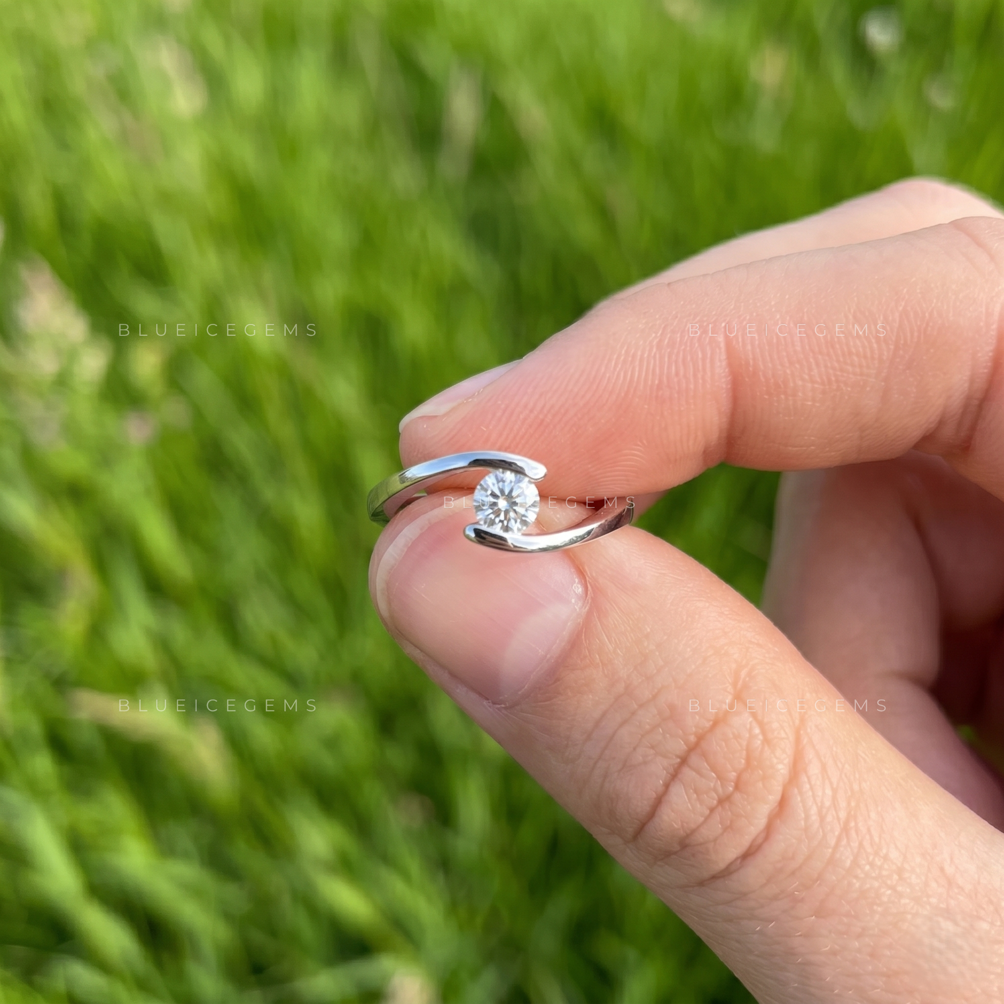 Timeless Glow Round Brilliant Solitaire Ring