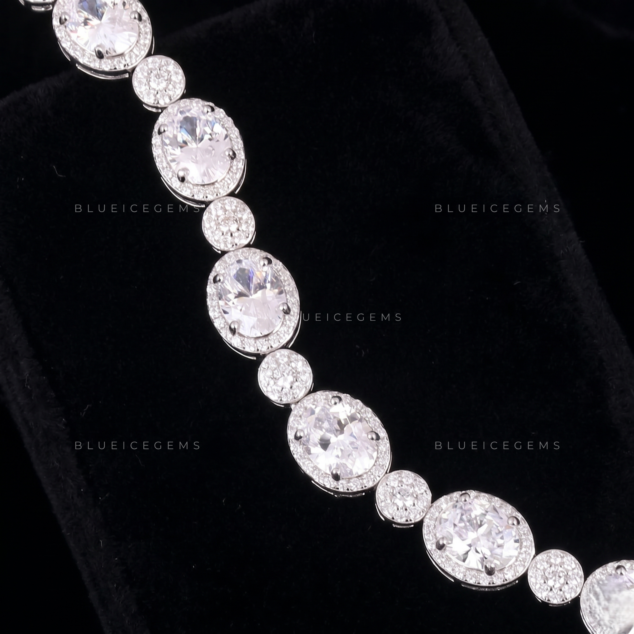 Exquisite Oval-Halo Symphony Round-Cut Radiance Link