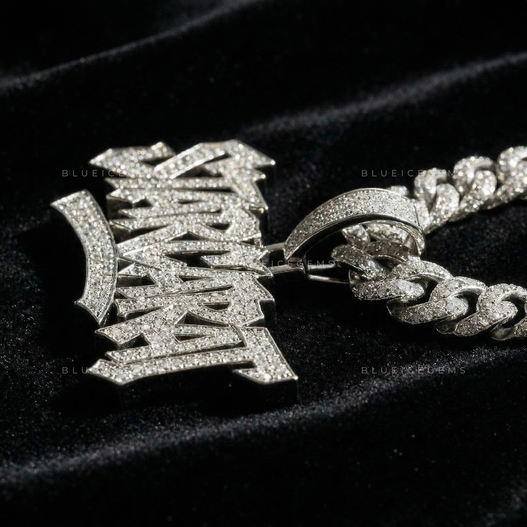 The "STARCARAT" Urban Monument: Jagged Graffiti Script & Curved Arch Pendant