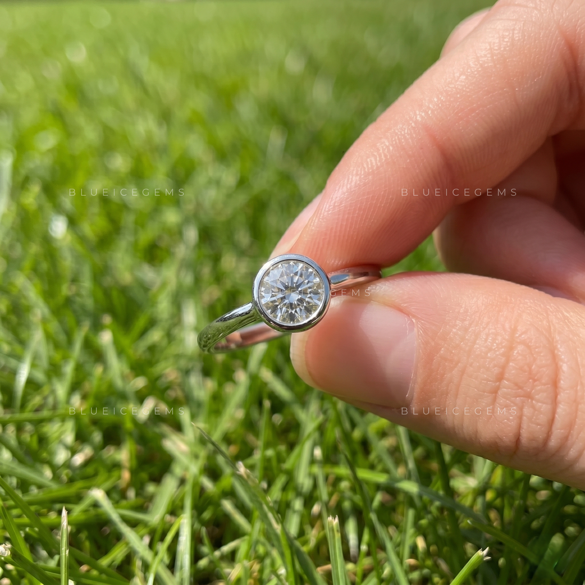 Soul Circular Solitaire Bezel Delicate Keepsake Proposal Band