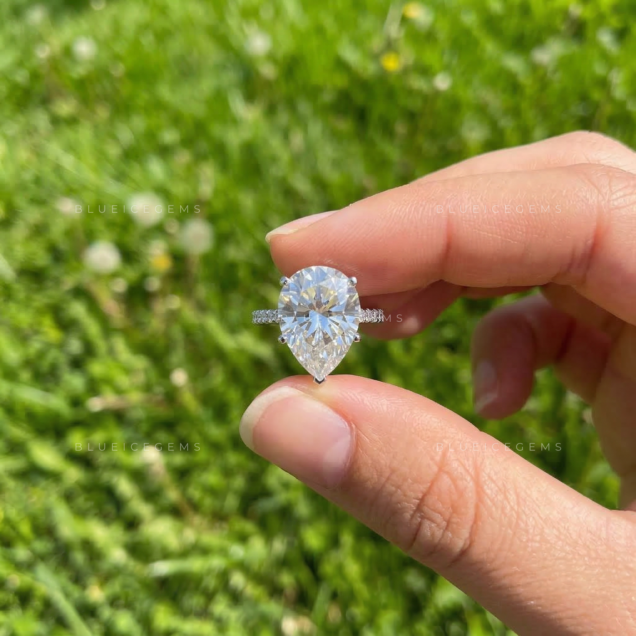 Grand Premiere Pear Cut Halo Ring