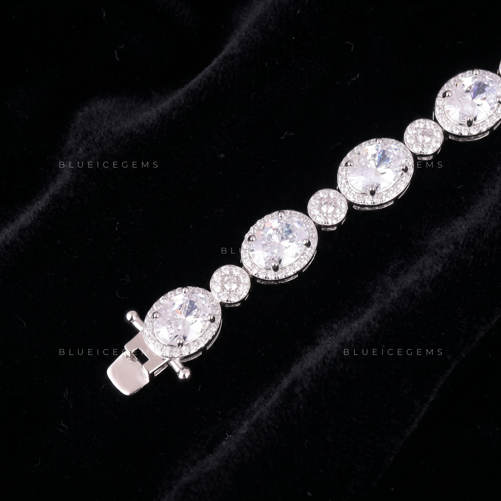 Exquisite Oval-Halo Symphony Round-Cut Radiance Link