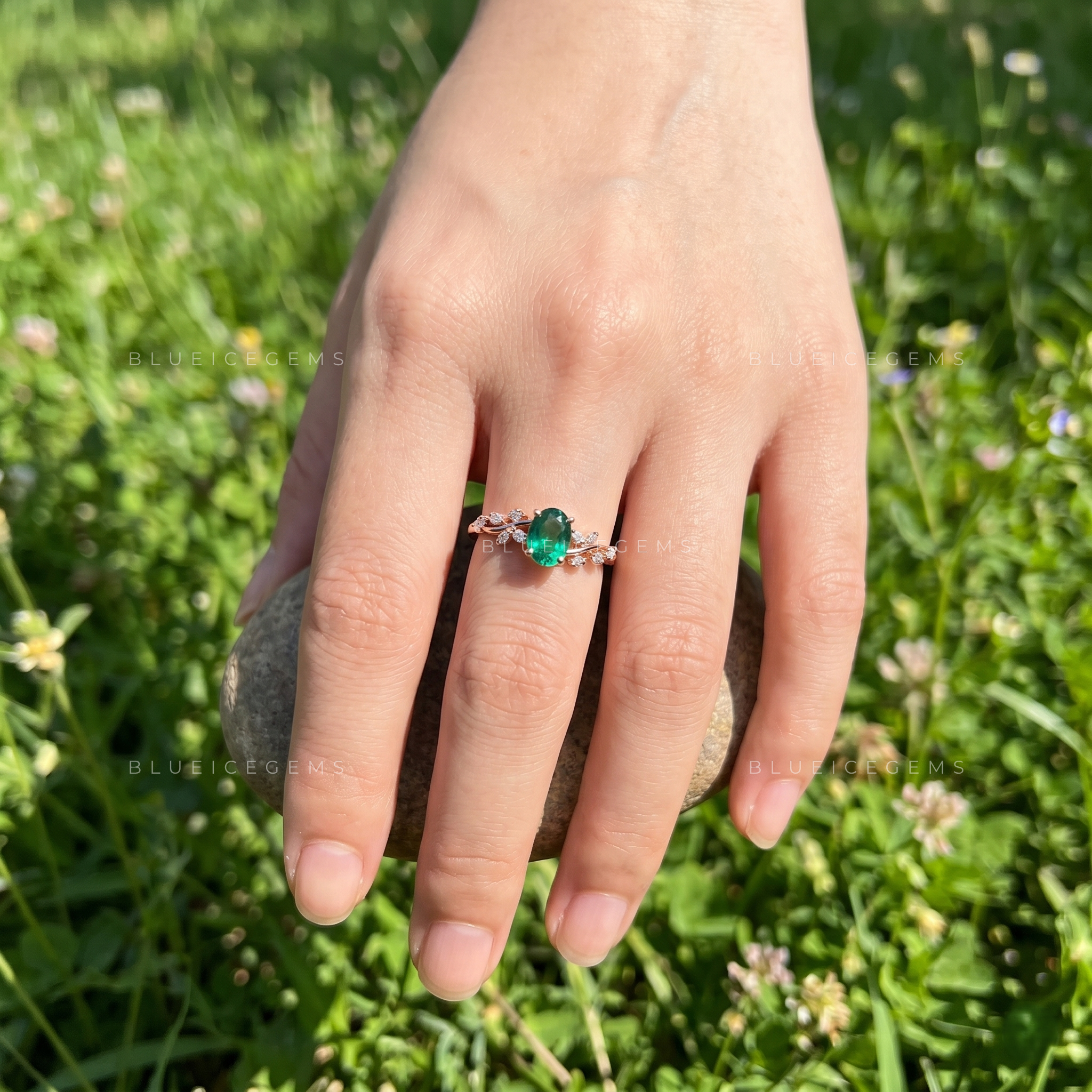 The "Botanical Bliss" Oval Emerald: A Whimsical Leaf-Twist Ring