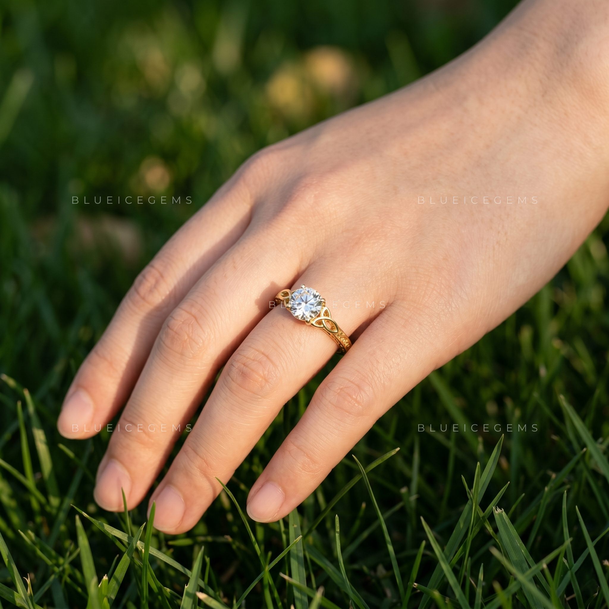 The "Everlasting Glow" Classic Round Solitaire: Effortless Everyday Luxury