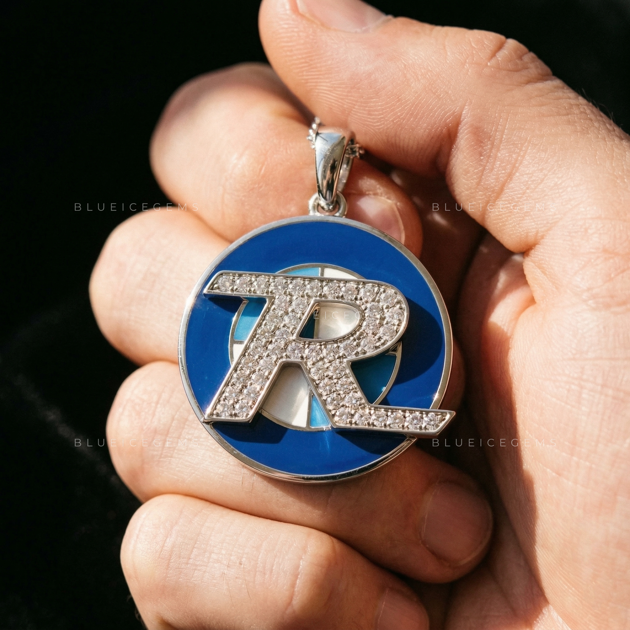 The "R" Horizon Medallion: Geometric Blue Gradient & Diamond Crest Sovereign
