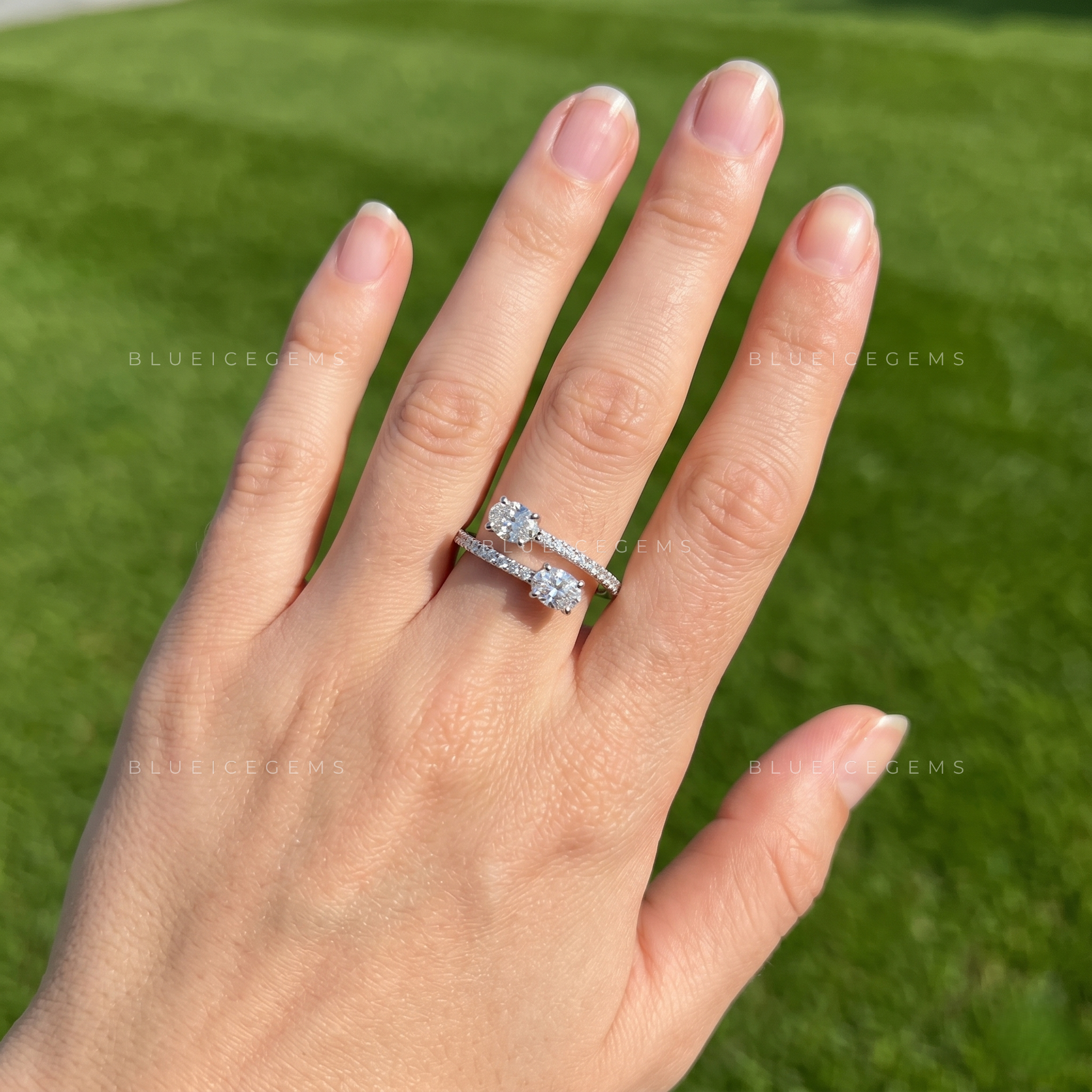Forever Entwined Oval Cut Bypass Open Gap Toi et Moi Ring