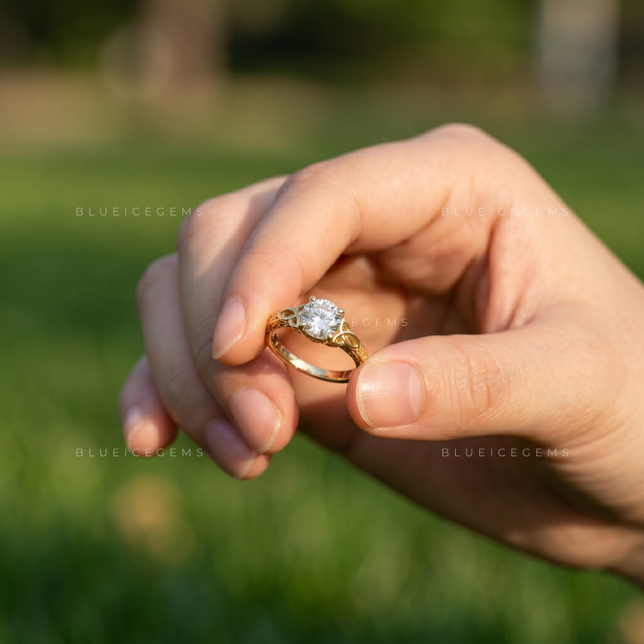 The "Everlasting Glow" Classic Round Solitaire: Effortless Everyday Luxury