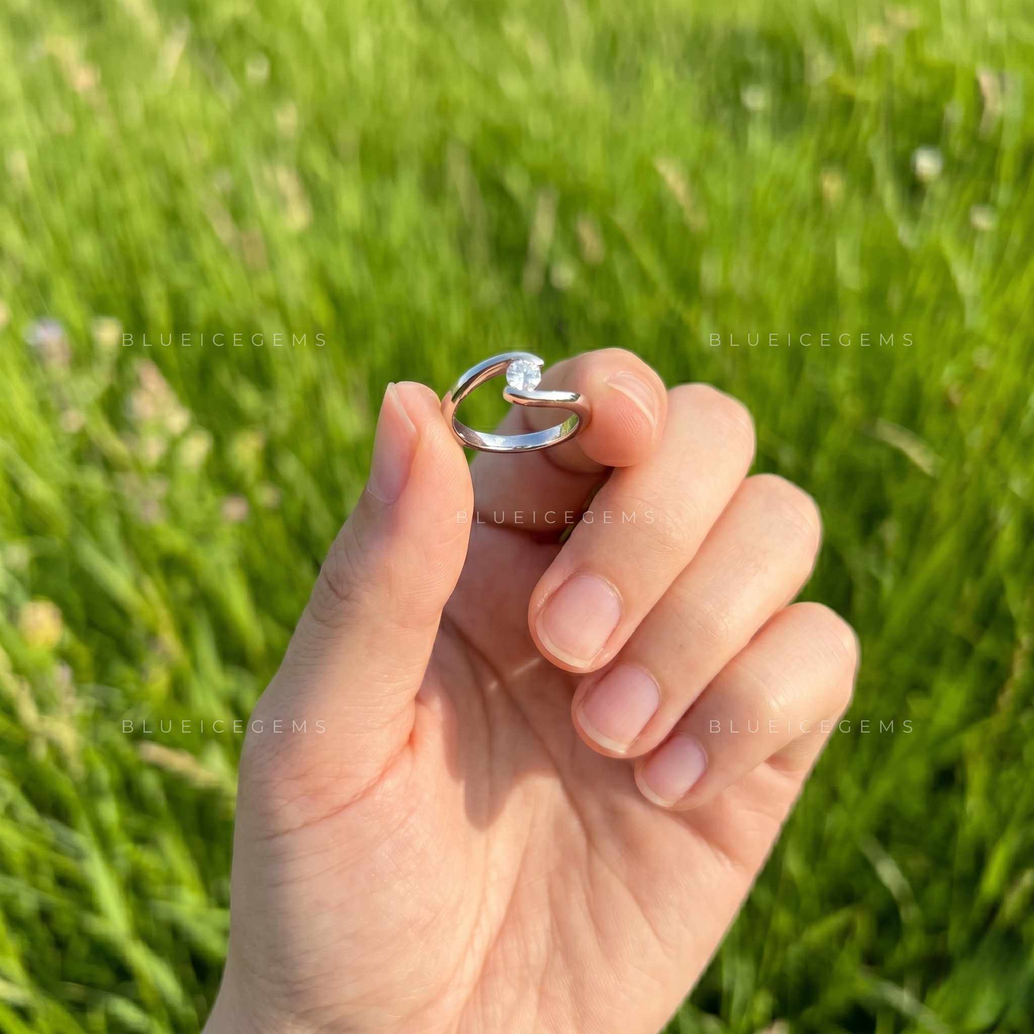 Timeless Glow Round Brilliant Solitaire Ring