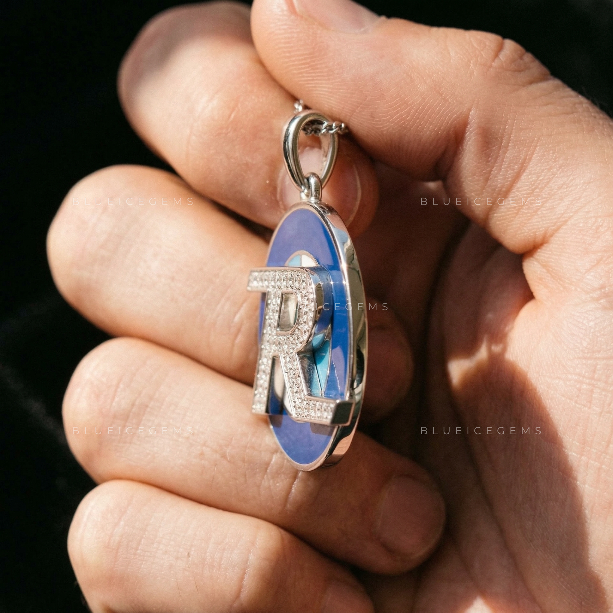The "R" Horizon Medallion: Geometric Blue Gradient & Diamond Crest Sovereign