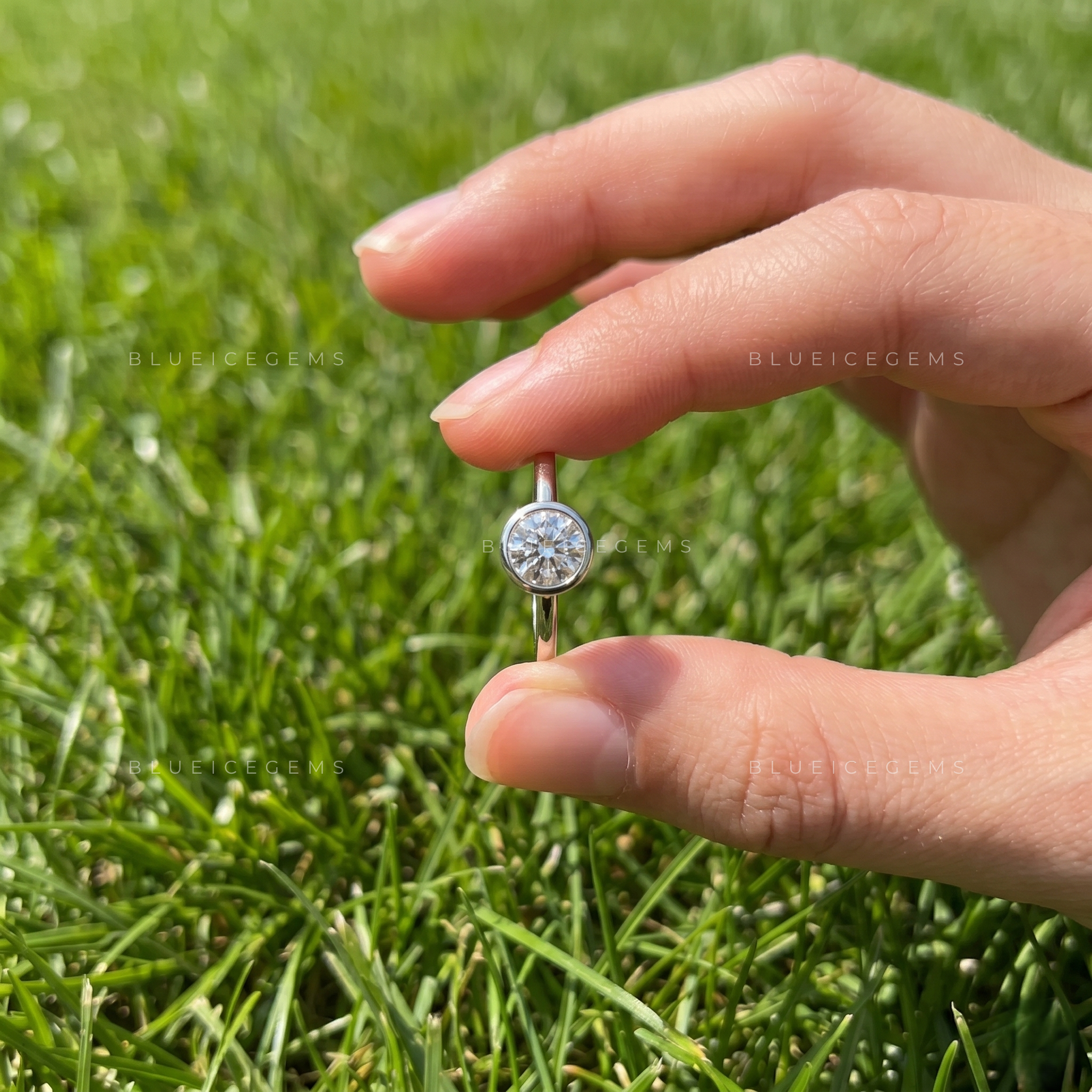 Soul Circular Solitaire Bezel Delicate Keepsake Proposal Band
