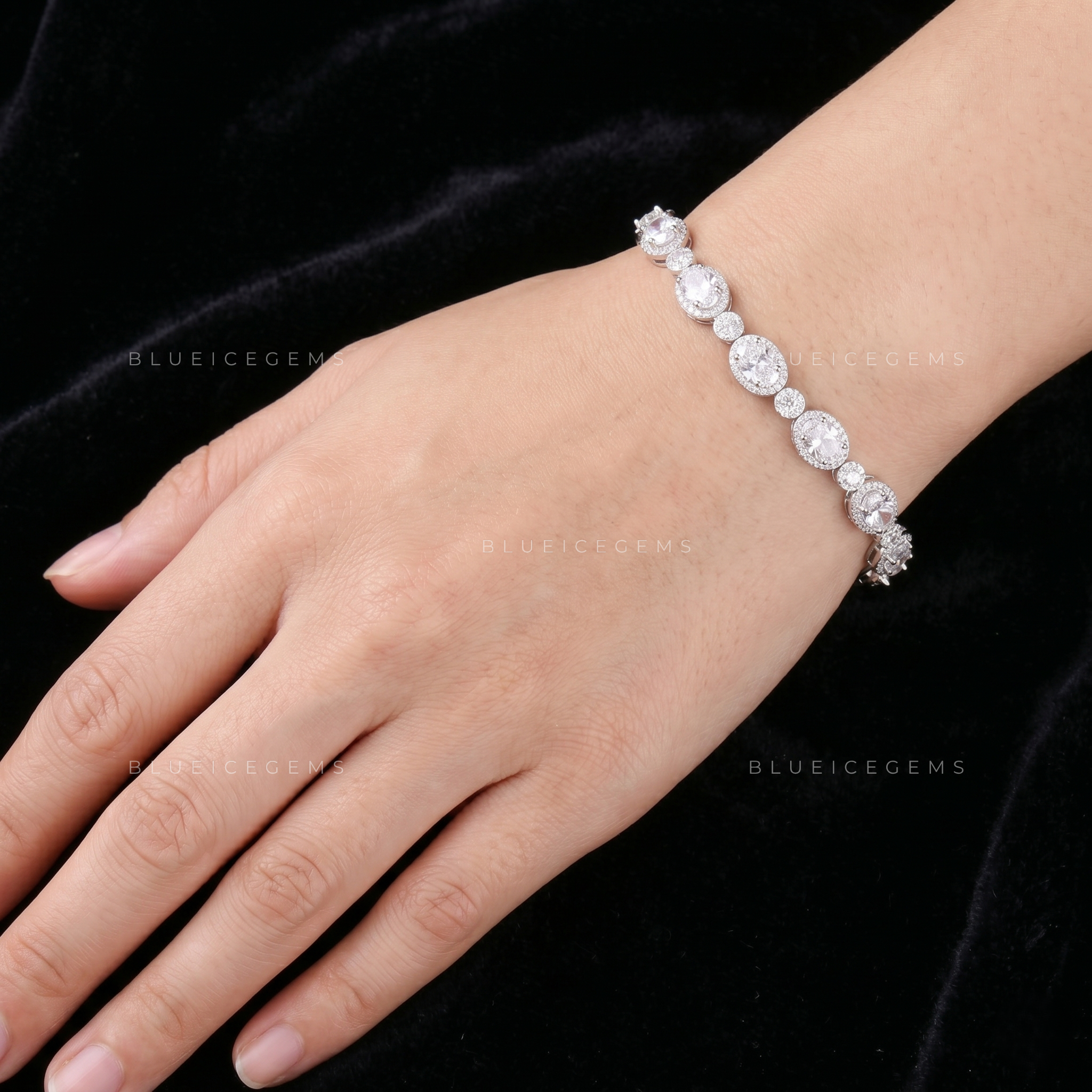 Exquisite Oval-Halo Symphony Round-Cut Radiance Link
